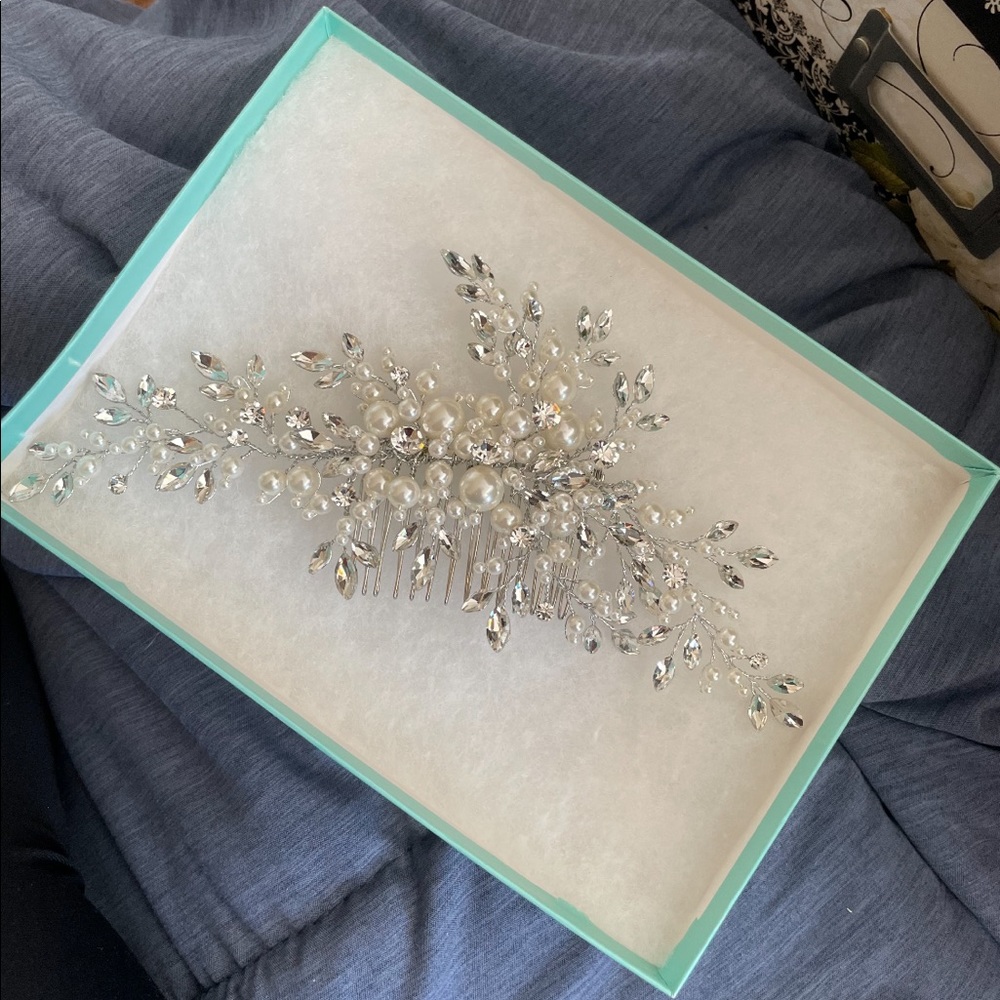 Bridal headpiece silver with pearl.Never been worn